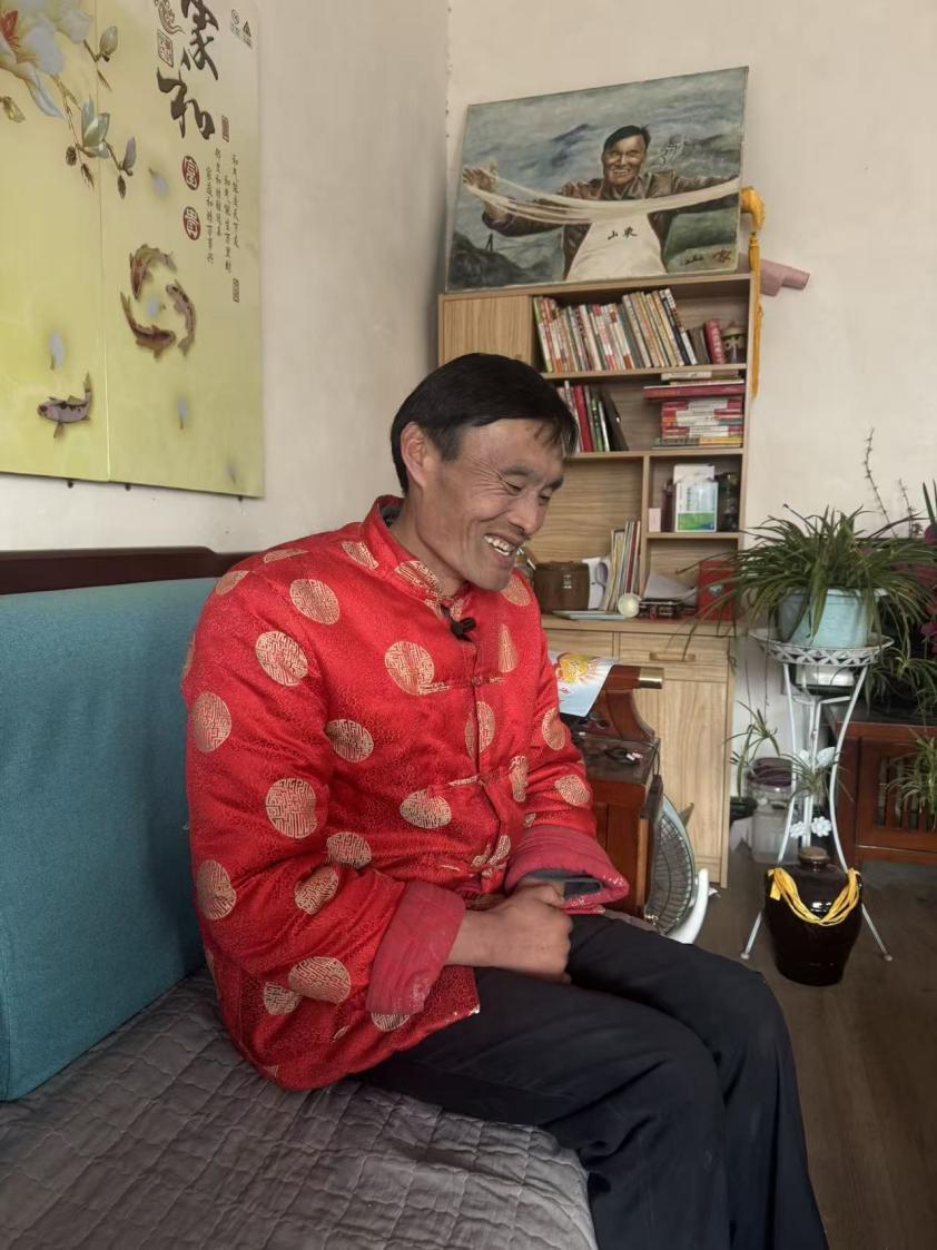 山东临沂费县某乡村的院落前，44岁的程运付正俯身揉面，手掌与面团摩擦发出沉闷的声