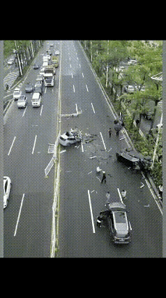 城市里头能撞得稀碎，怪只怪速度太快了。