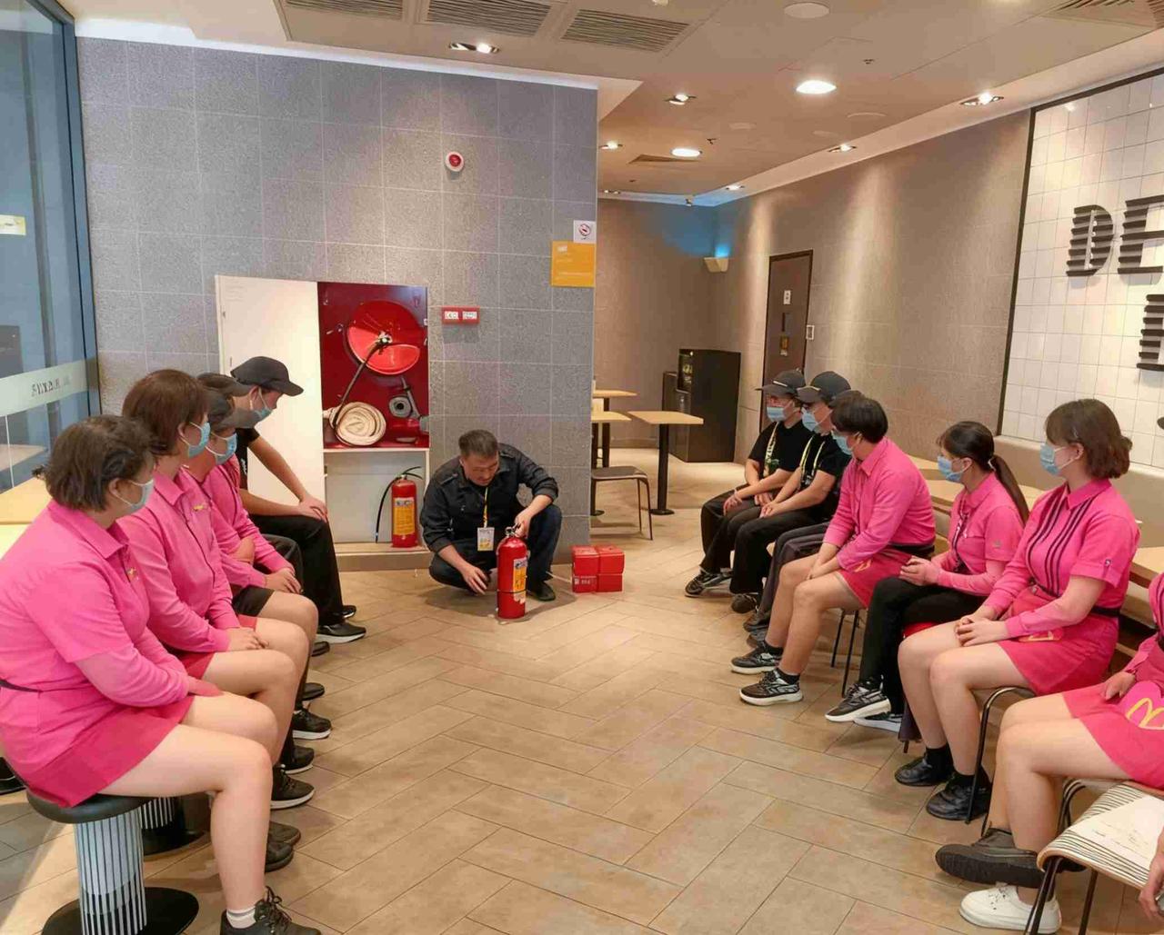 我的今日状态：😁轻松愉快
我这里的天气：☀️晴天
给麦当劳小姐姐大姐姐消防培训