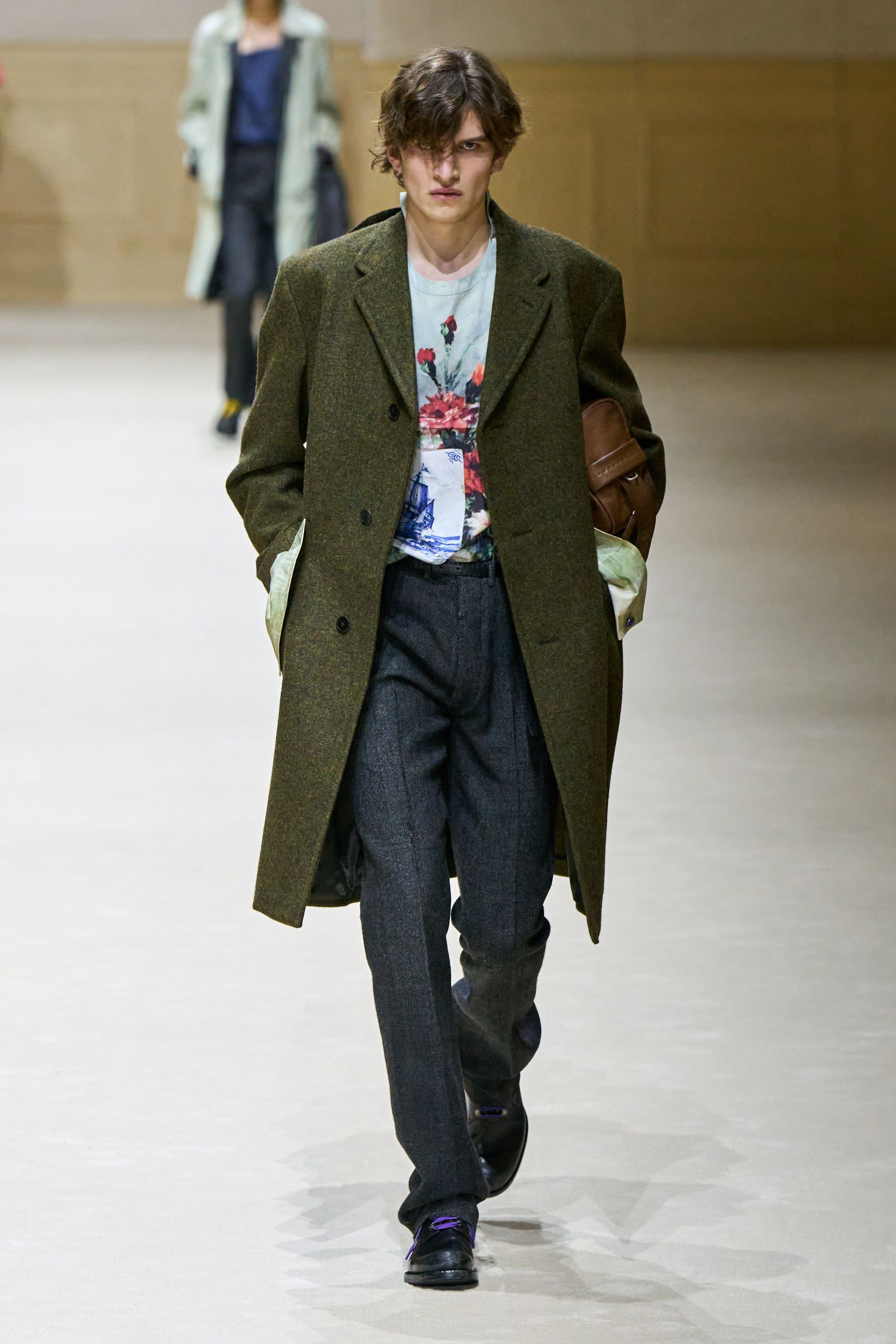 ELLEMEN新青年王彦桐封面预告王彦桐远行亦归家 王彦桐身穿Prada 202