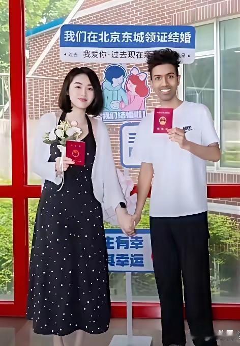 这个女孩长的很漂亮，看起来也非常的文静，一看就是一个知书达礼的女孩，有一种东方女