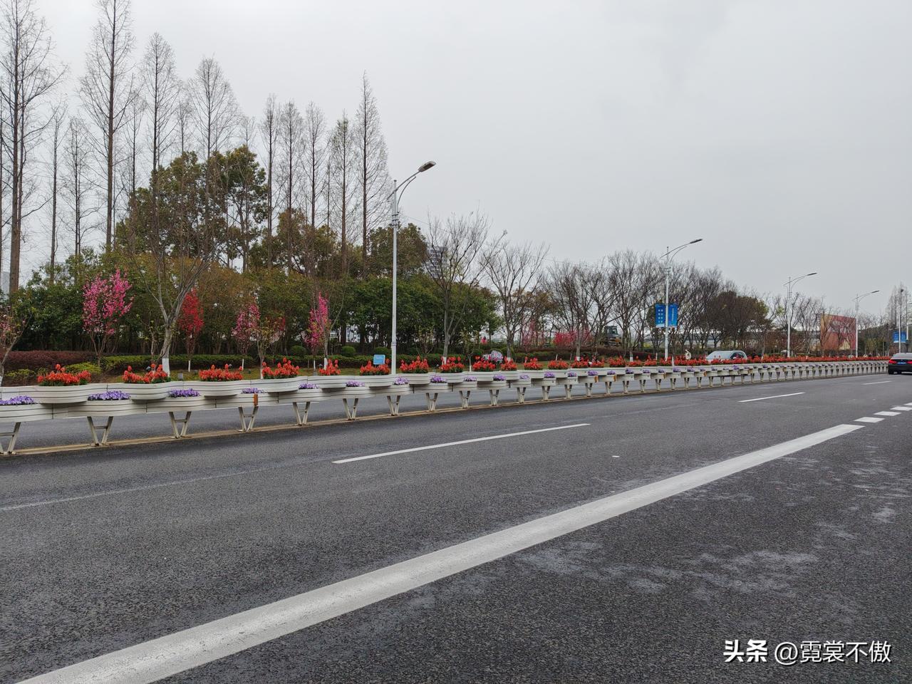 晒图笔记大赛浦江镇联航路有个一号仓，专门卖品牌折扣服装。路不远，途中风景不错。成