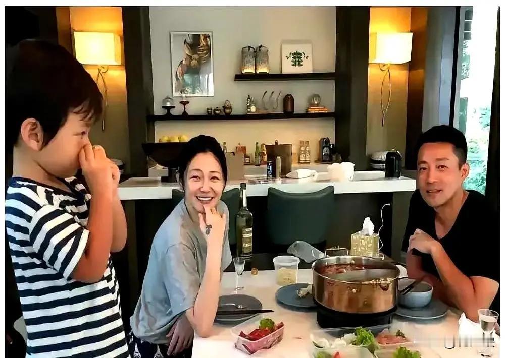 其实没有抢，女方是放弃抚养权的，后来汪可能自己要工作，也没法带娃，女方就先带了三