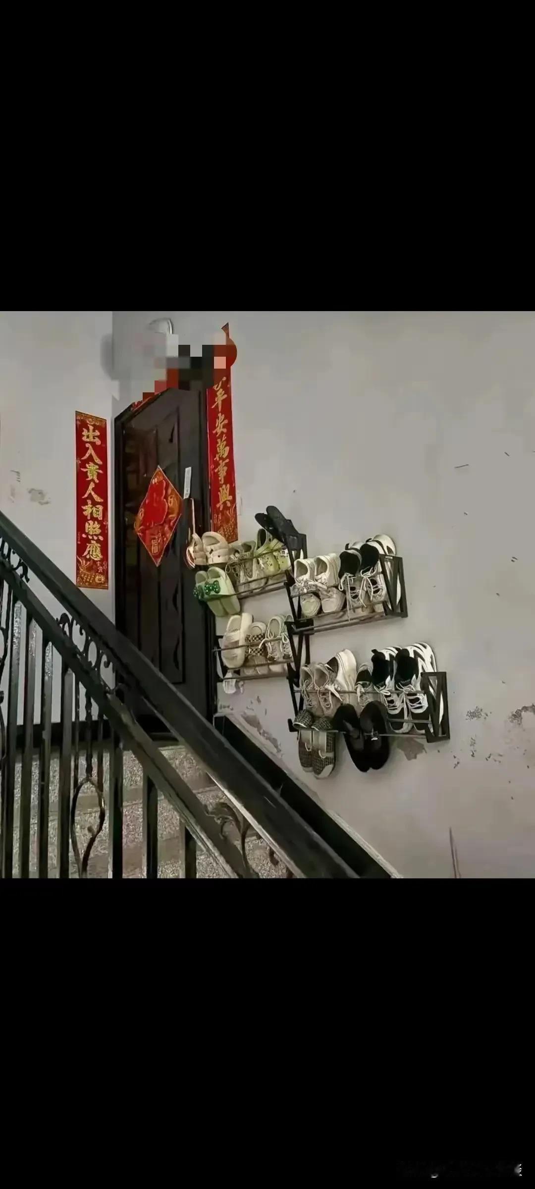 一个单元楼里有这么一户人家，大家都跟着遭殃。这是住在2楼的一户人家，她家竟然把鞋