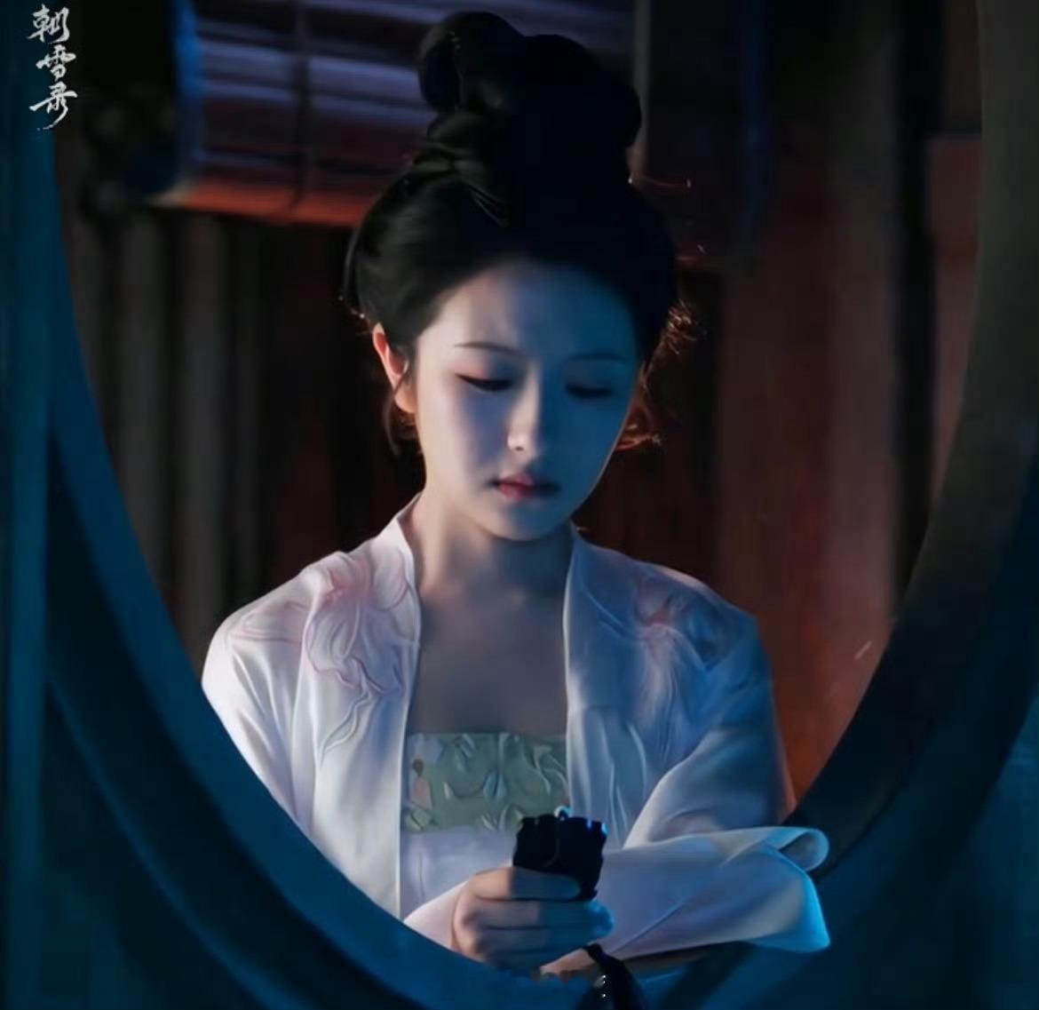 李兰迪这段美得像广寒宫的嫦娥导演太会拍！李兰迪窗前听雪的画面，每一帧都在诠释古典