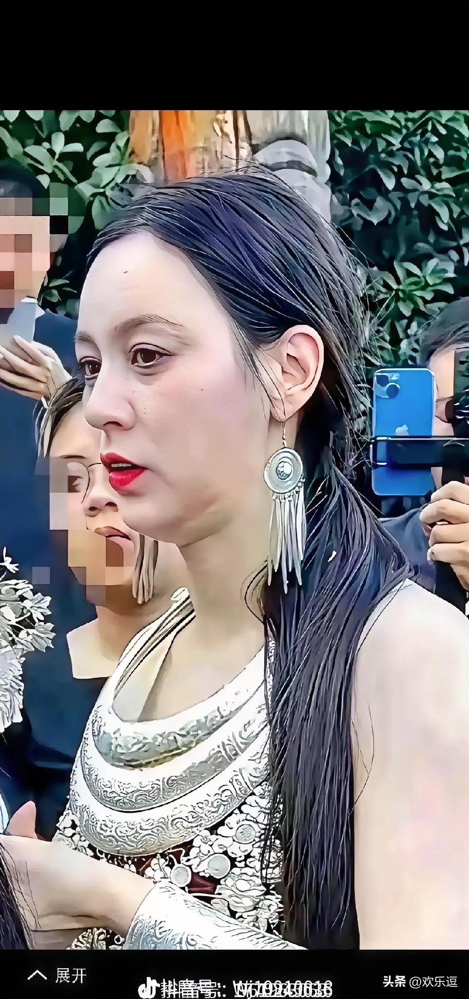 几百台手机围着唐艺直播，看着乱糟糟像赶大集，很多人直言看着太俗气，谈不上艺术。