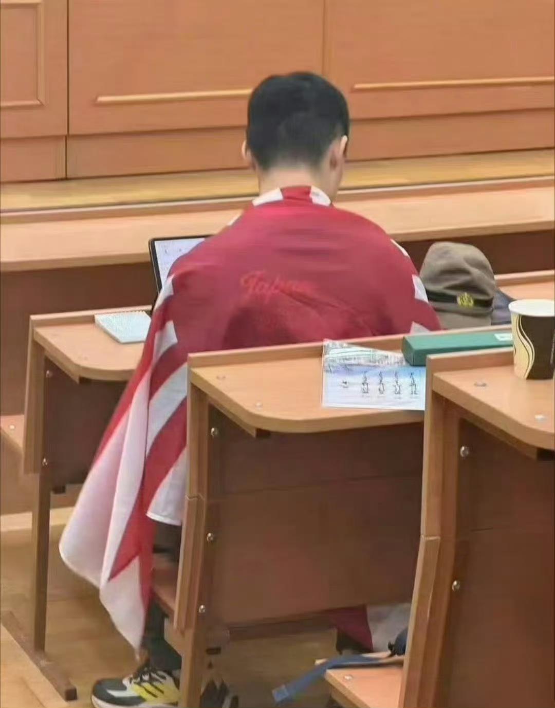 莫斯科大学留学生披日本旗这个行为，和他是否来自南京无关，和他过往有何经历也无关，