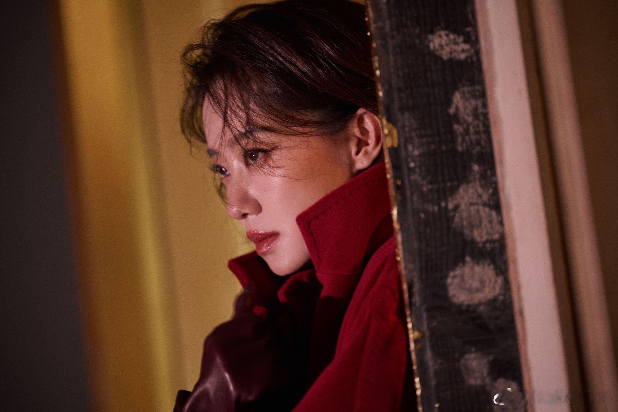 张小斐时尚COSMO闭年刊封面张小斐在《时尚COSMO》闭年刊封面上再次刷新了我