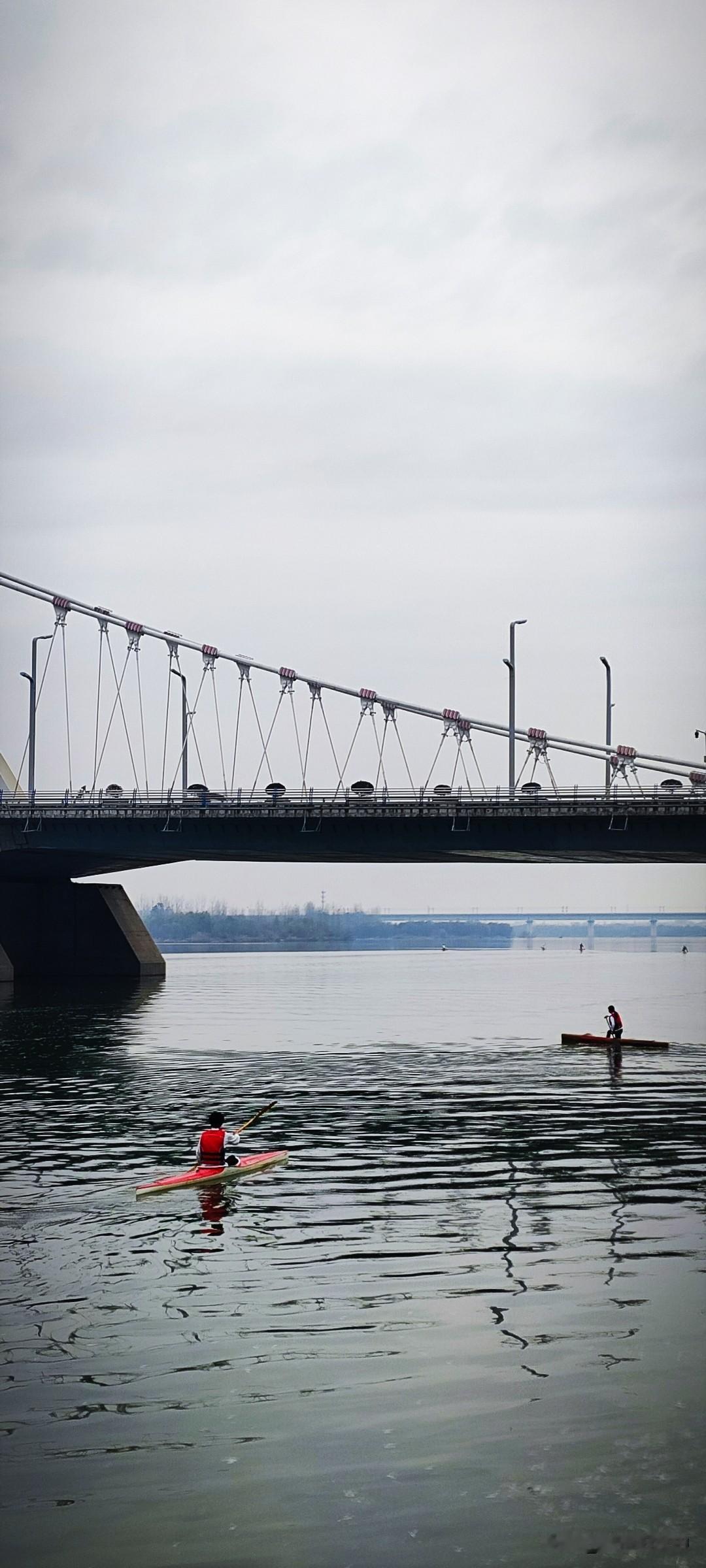 晒图笔记大赛开阔的江面上，少年在挥浆，教练在后面的船上拿着喇叭喊话：注意动作要领