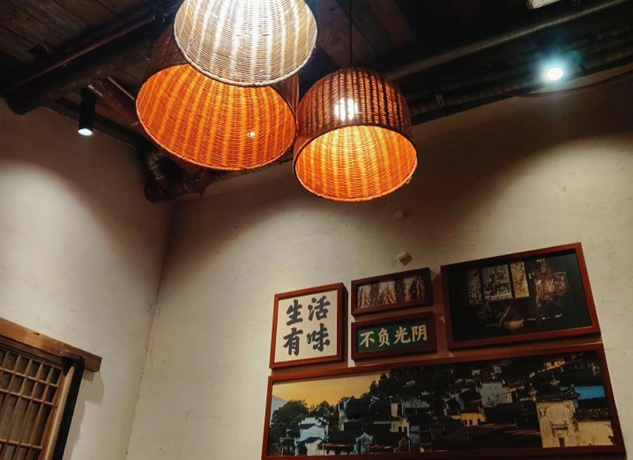 最后让其安宁的， 不过是一个阳光充足的角落， 和一颗不再四处张望的心……