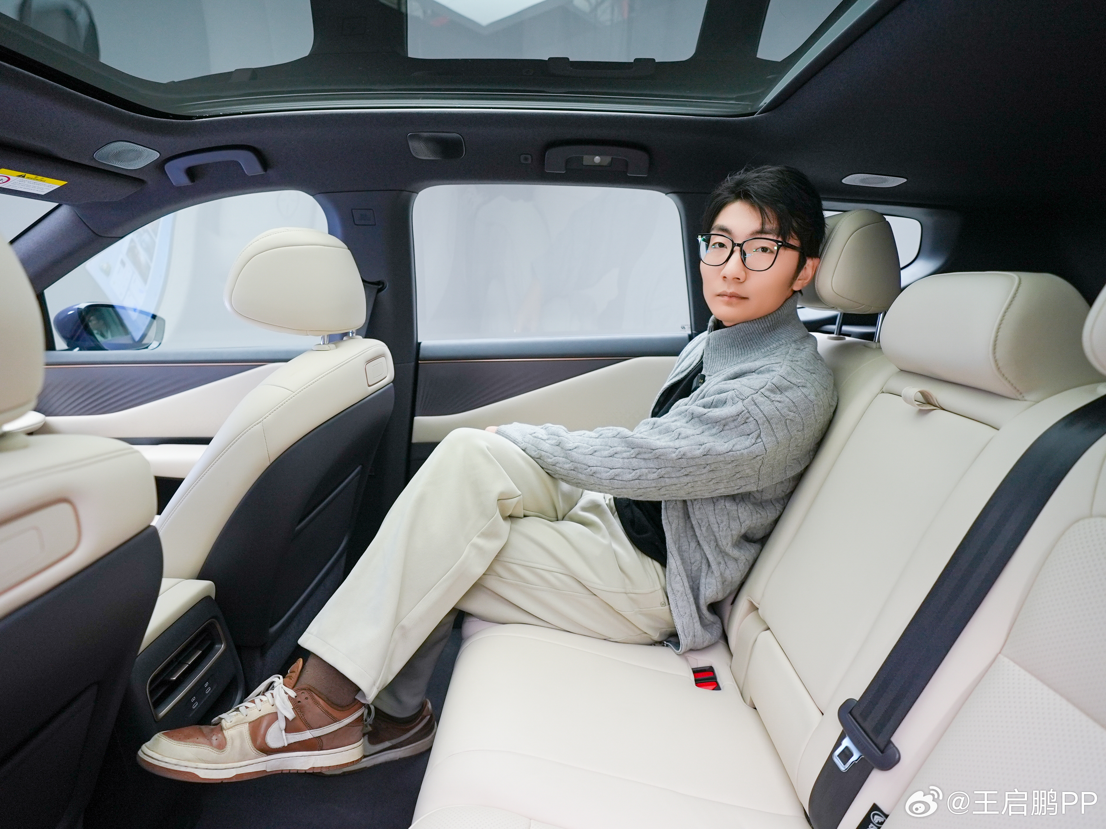 每次摄影师修图都下猛料，脸都能修成18岁。不过有一说一，东风日产NX8这个后排空