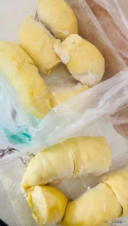 我花300元在超市买了一盒榴莲肉，回家乘电梯时，一个老太太问我要，我孙子就爱吃榴