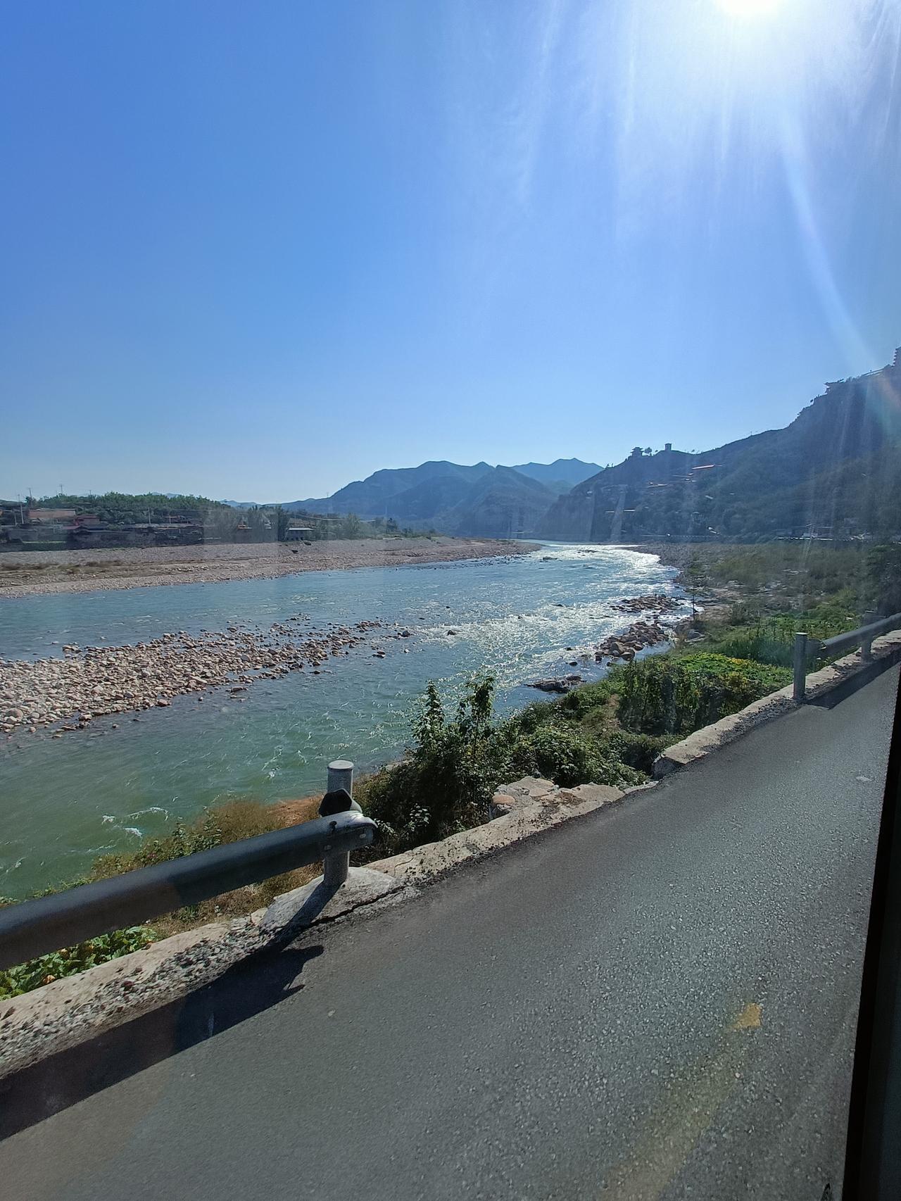 回家的路上，踏上了熟悉中的公共汽车，坐在了靠窗的位置，阳光照在水面，波光粼粼，你