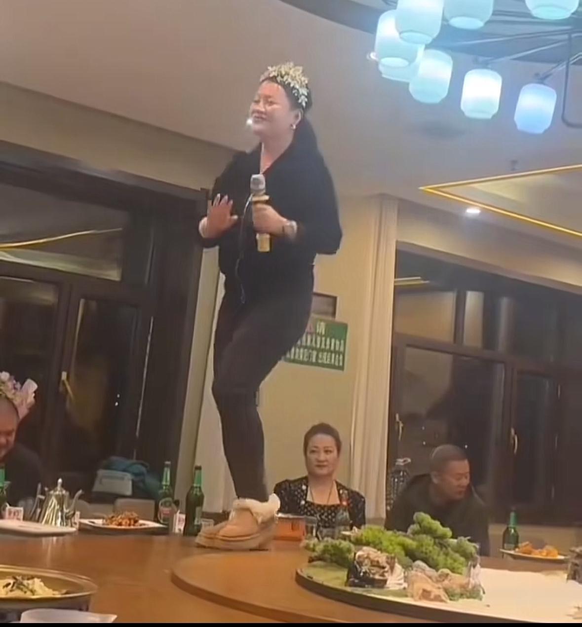 11月12日，黑龙江。好友聚会时，女子站在餐桌转盘上跳舞，网友：素质在哪里？我滴