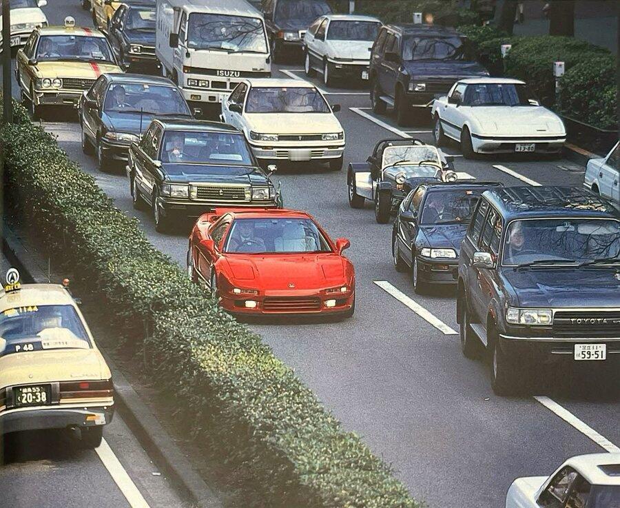 上世纪 90 年代的东京街头，一眼看去有好几辆曾经的梦想之车。 最显眼的还是本田
