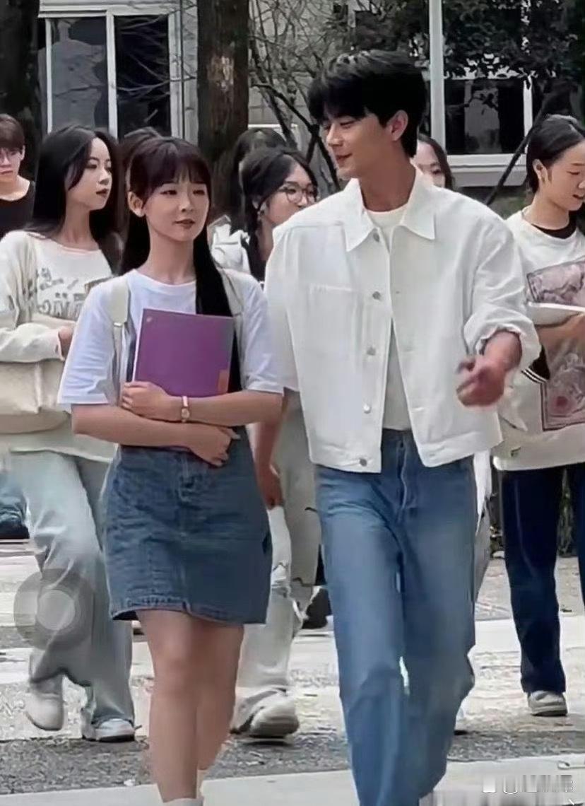 怎么感觉群演比女主还漂亮 