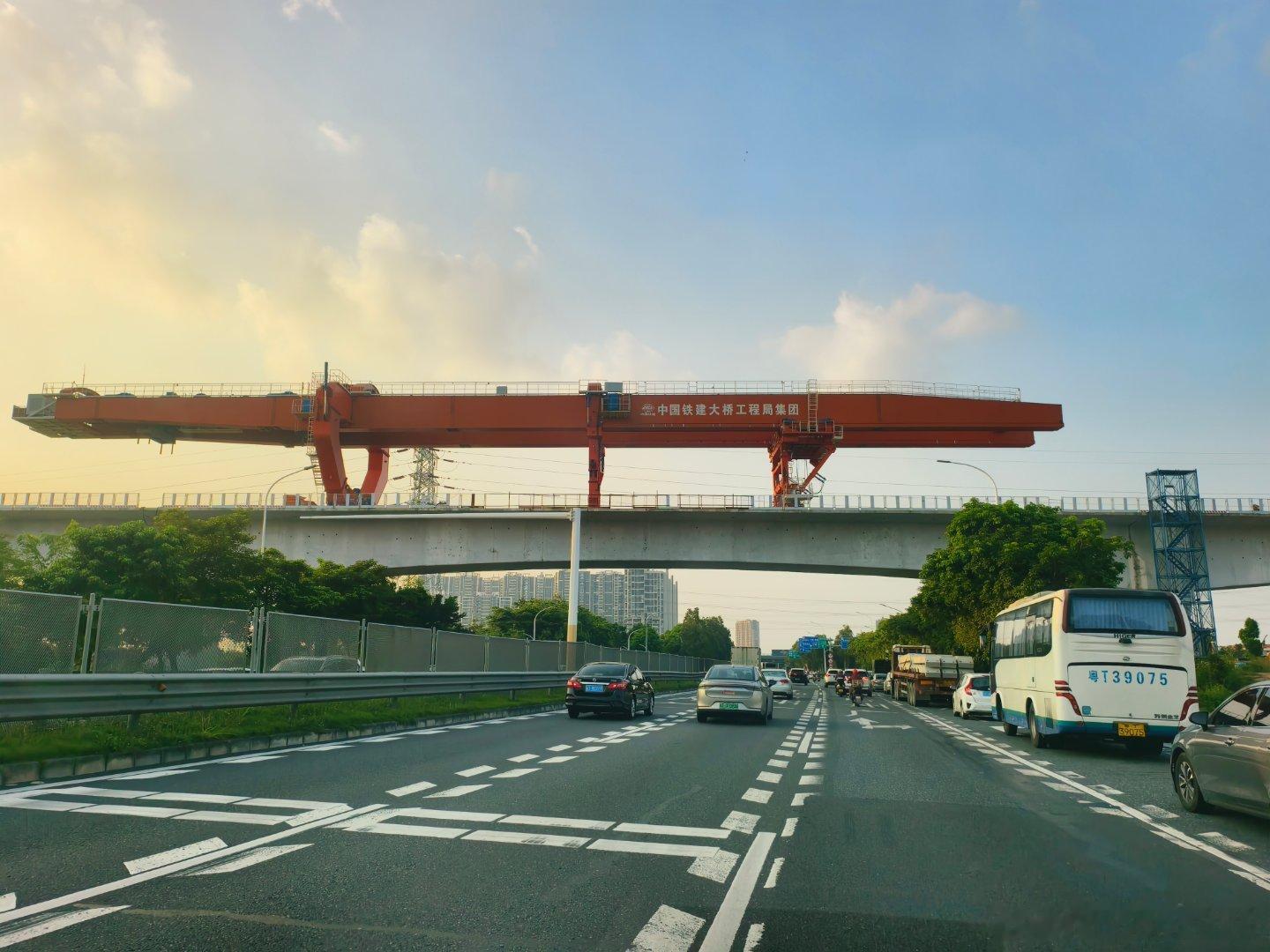 中山商业城建观察录 报告局长！深江铁路架桥机今天移动跨过105国道，意味着正式挺