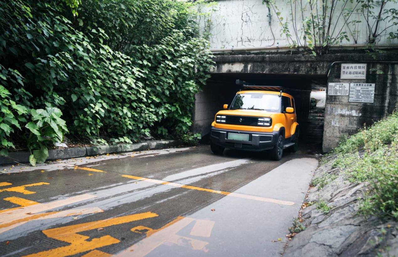 抛开个性外观的宝骏悦也，原来还是城市越野的小能手，证明市区开SUV更方便。
 
