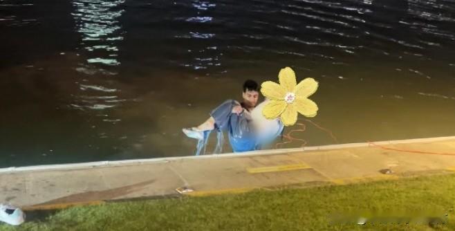 跳水救人的外国小伙找到了！4月6日晚间，钱塘区金沙湖畔，一场突如其来的意外，让一
