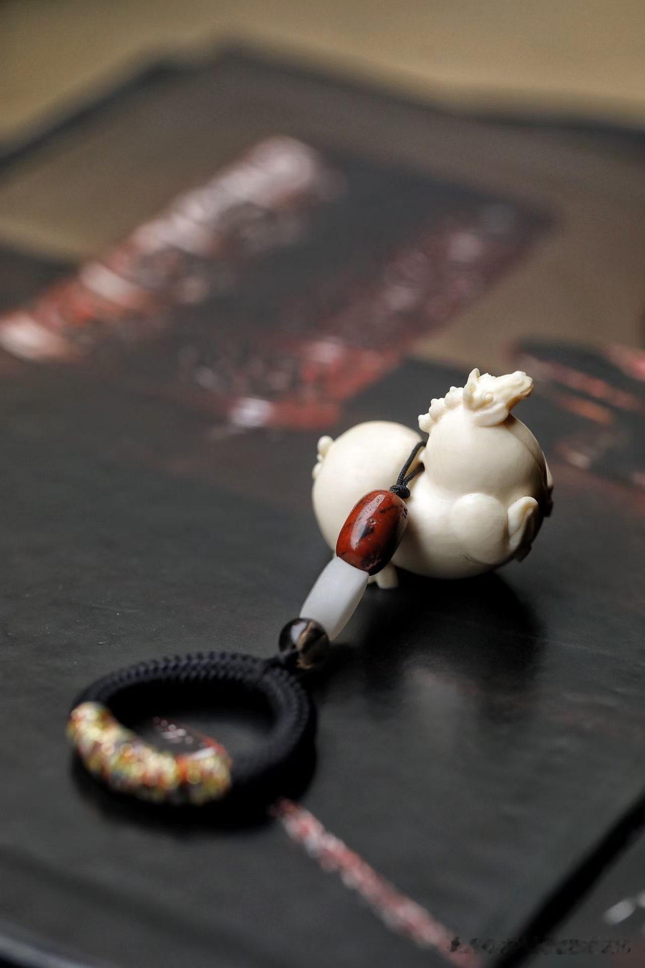 圆滚滚的身形，慵懒自在的神态，一眼便让人想起盛唐那份开放与丰盈之美。

以猛犸材