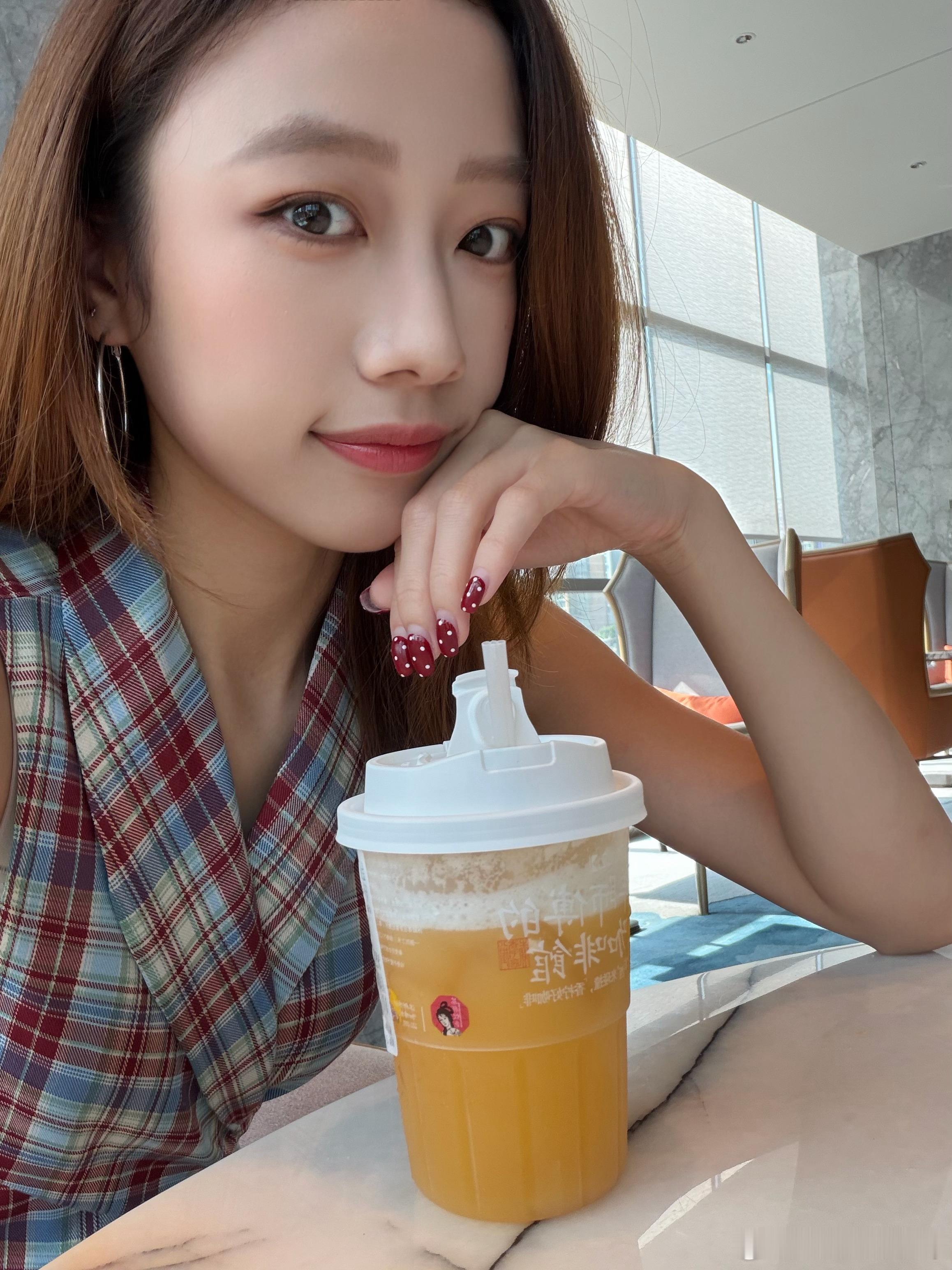 本想入乡随俗一下，点了一个没喝过的品 一整个错付爱喝橙汁的朋友们可以试下这款，只