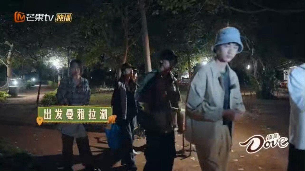 #荣梓杉走在路上突然返祖##花少更新# 这就是鲜活男大吗？荣梓杉在街头行走时，突