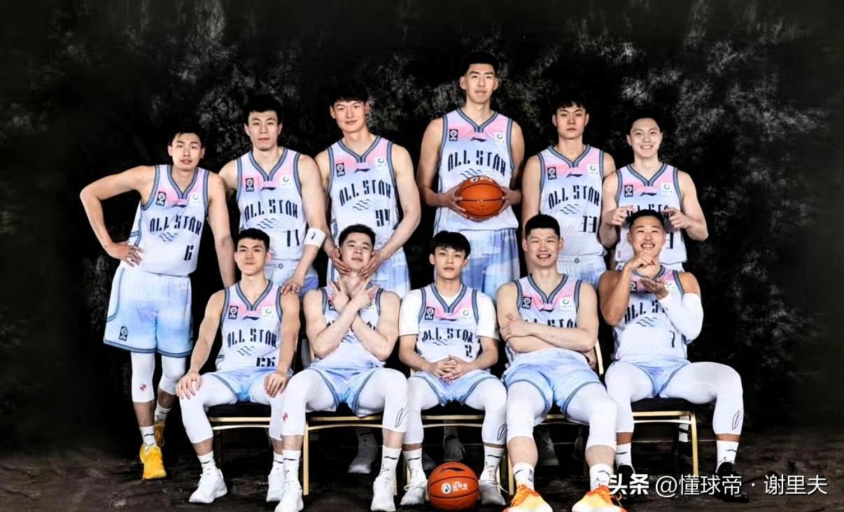 cba全明星总票王徐杰，在南区合影时，终于被安排在c位，位列九五至尊，上一届全明