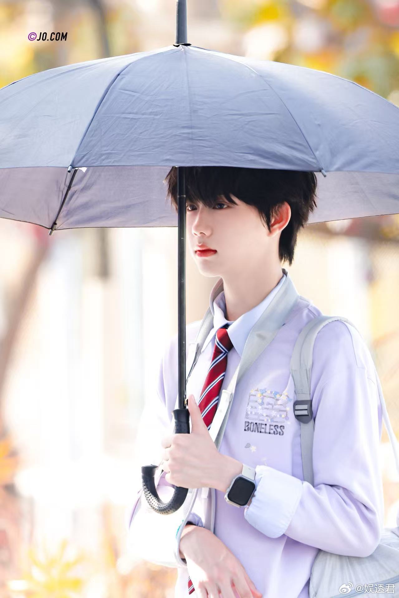 陈奕恒篮球压腕 不愧是林清源学长，陈奕恒的篮球压腕又帅又稳，动作舒展大方，一看就