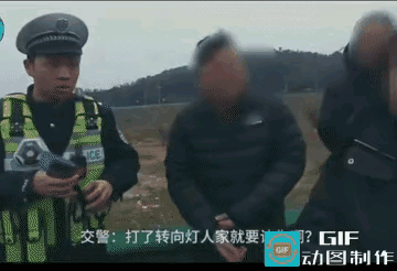 女子开车，发现走错路了，想都没想，停都没停，也不观察后面的车辆，原地开始转弯变道