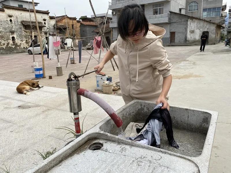 刷到高考女孩高考结束后独自淡定地挑着担子回家的视频后，我顿时被强烈地震憾到了。这