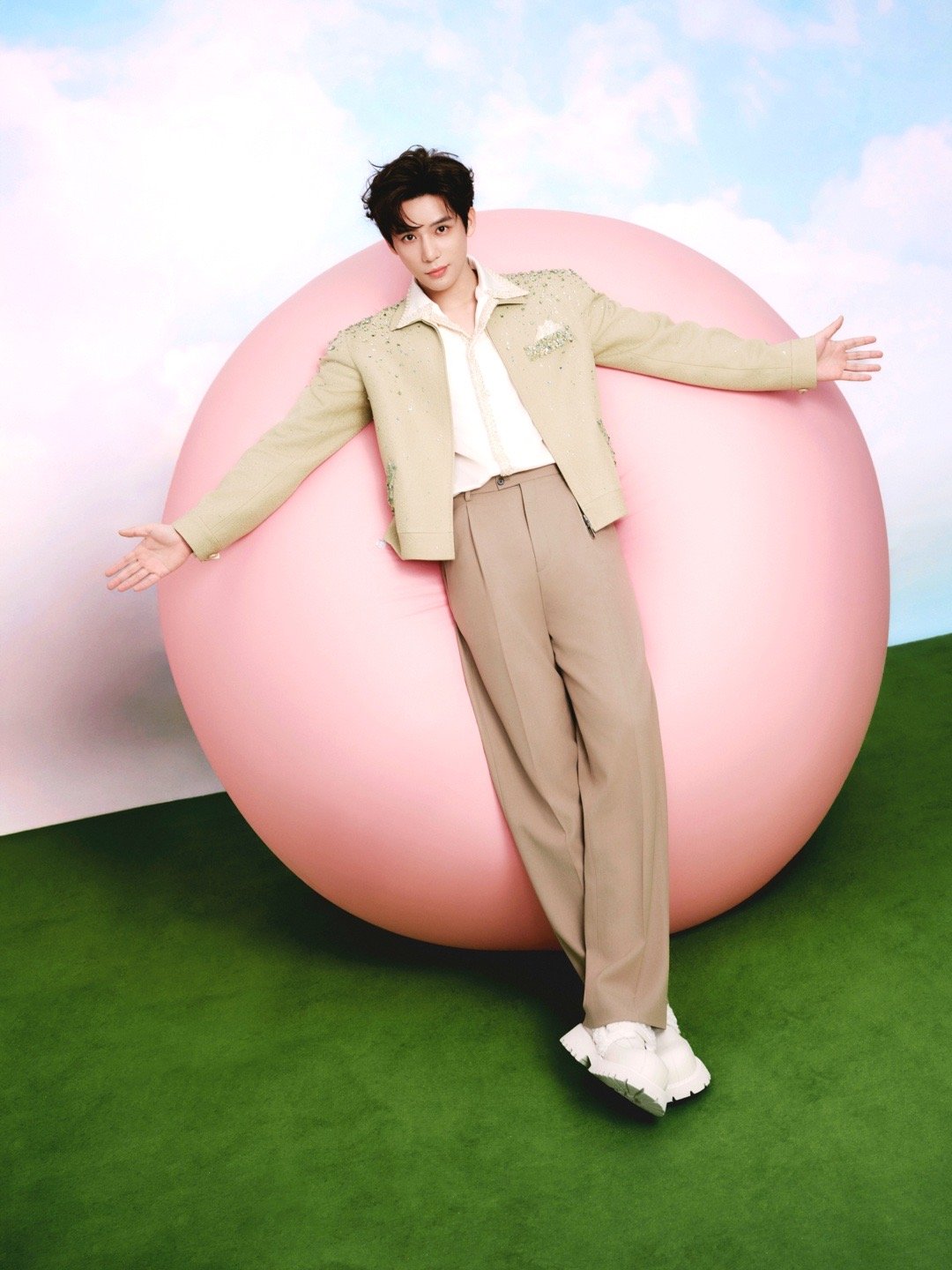 王安宇 × 马年新春大片，绿色钻饰西装以宁波非遗彩绣点缀而熠熠生辉，简约高级，眉