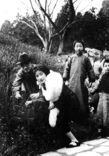 陆小曼与徐志摩在一起游玩