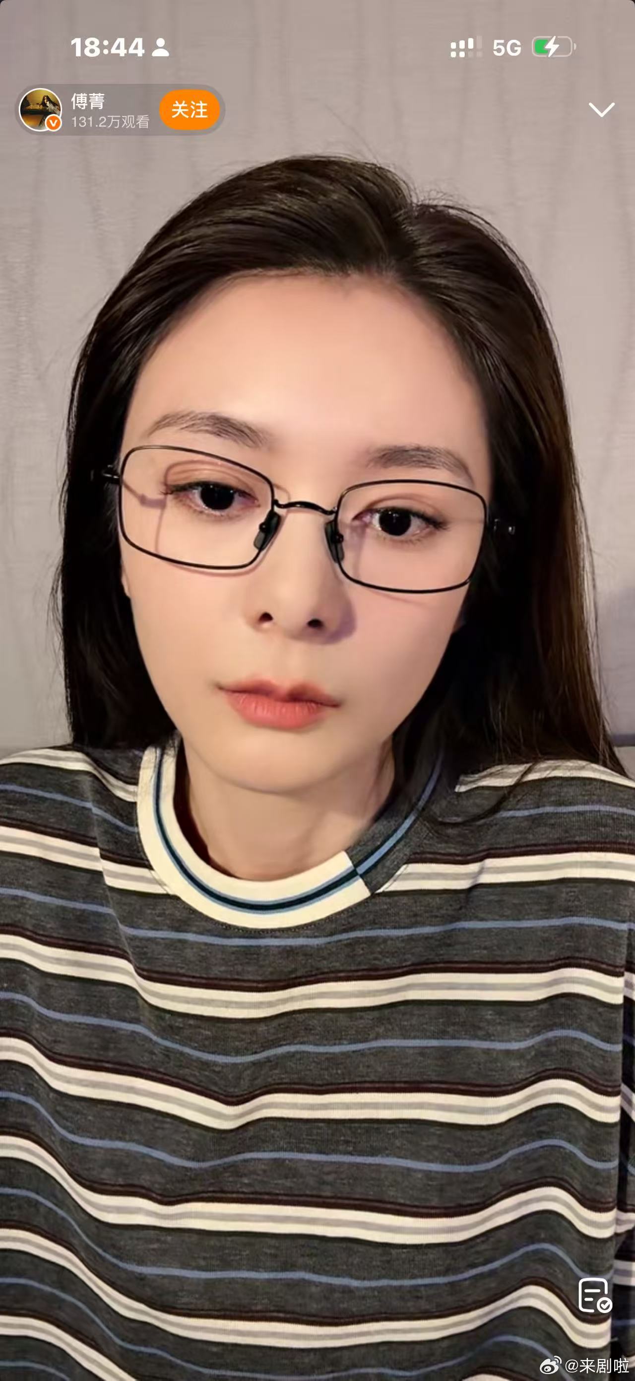 没有精致滤镜，没有脚本，就只是坐在那儿边唠嗑边追自己的新剧《樊笼》。沉浸式分析剧