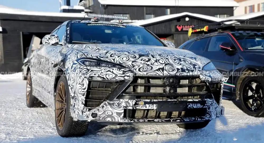 兰博基尼Urus SE Performante路试谍照曝光。其前后包围以及格栅均