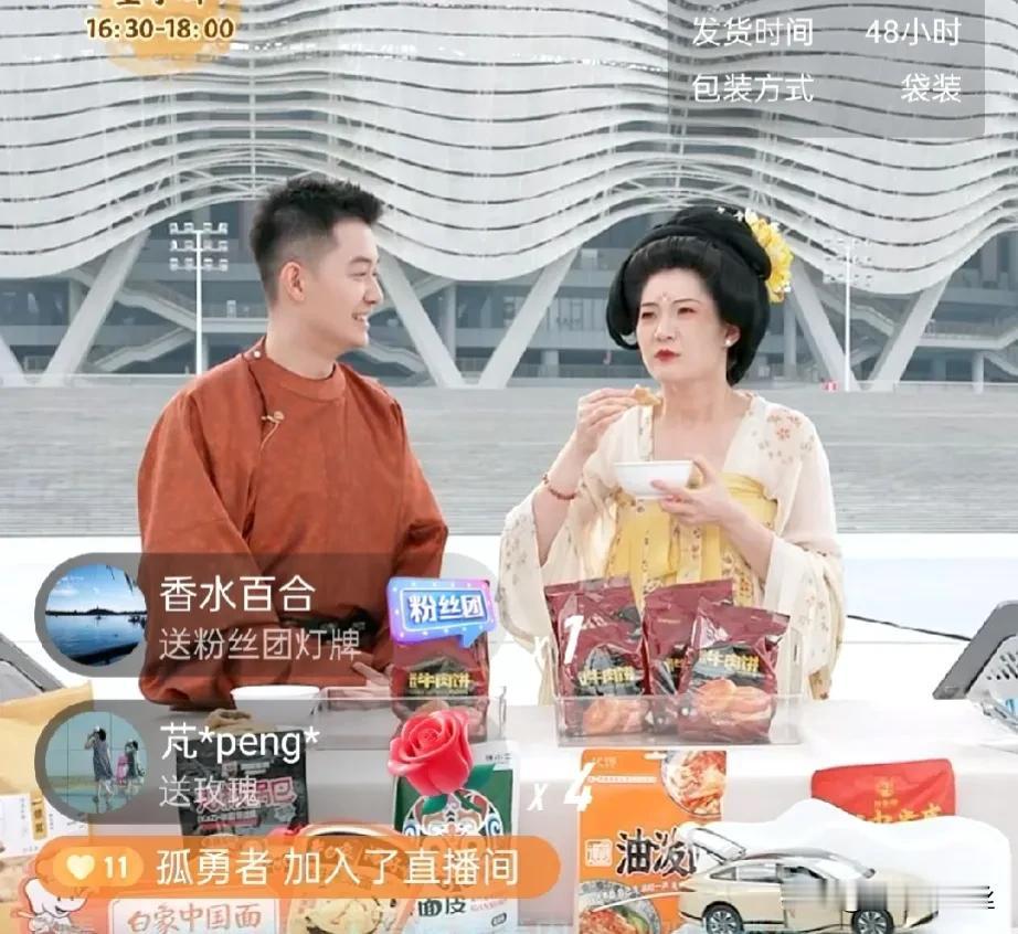 与辉同行最佳组合董董和盼盼，
一个负责讲品，一个负责吃，
还都是宇辉的亲支近派，