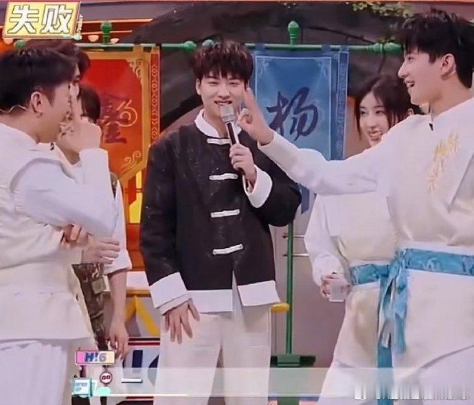 谁懂杨洋哄杨迪这一下你好星期六从杨迪猜歌词的崩溃，到杨洋的温暖拥抱，《你好星期六