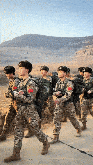 网友在山区偶遇一支正在野外徒步拉练的部队。
这些战士军容严整，长得都非常帅气。