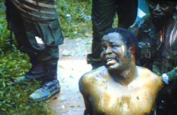 1990年，利比里亚年仅38岁的总统多伊，浑身赤裸地瘫坐在地上，耳朵已经被割掉，