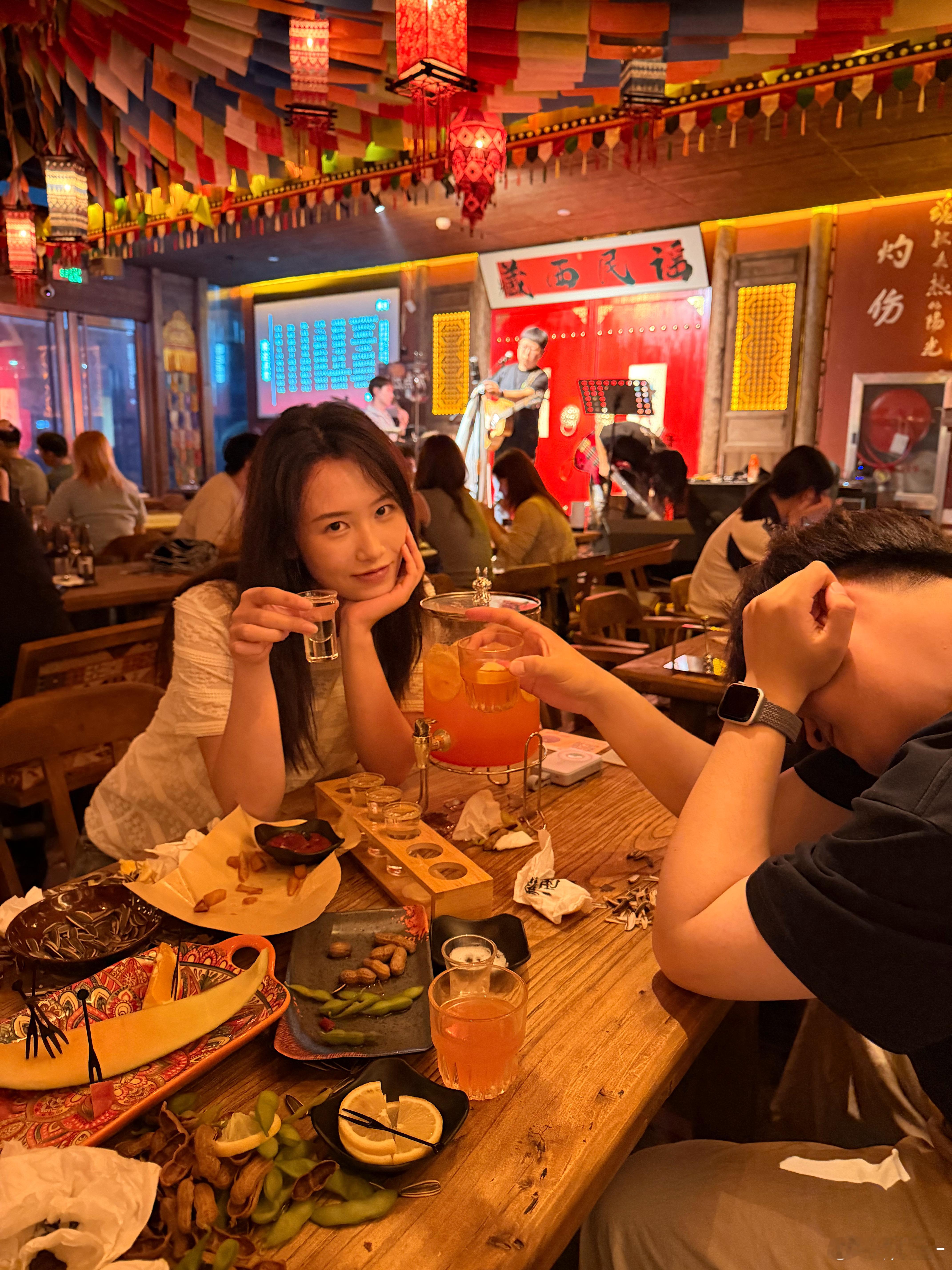 公司自从有了00后女编导出差参加活动都不8点回酒店了 杭州