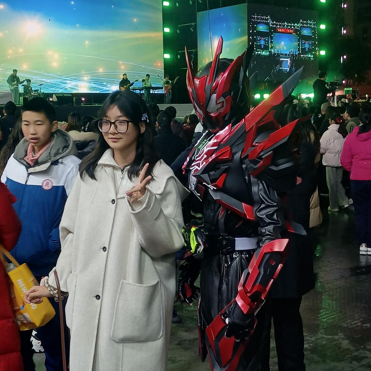 夜晚音乐节上的可爱女孩和酷炫奥特曼