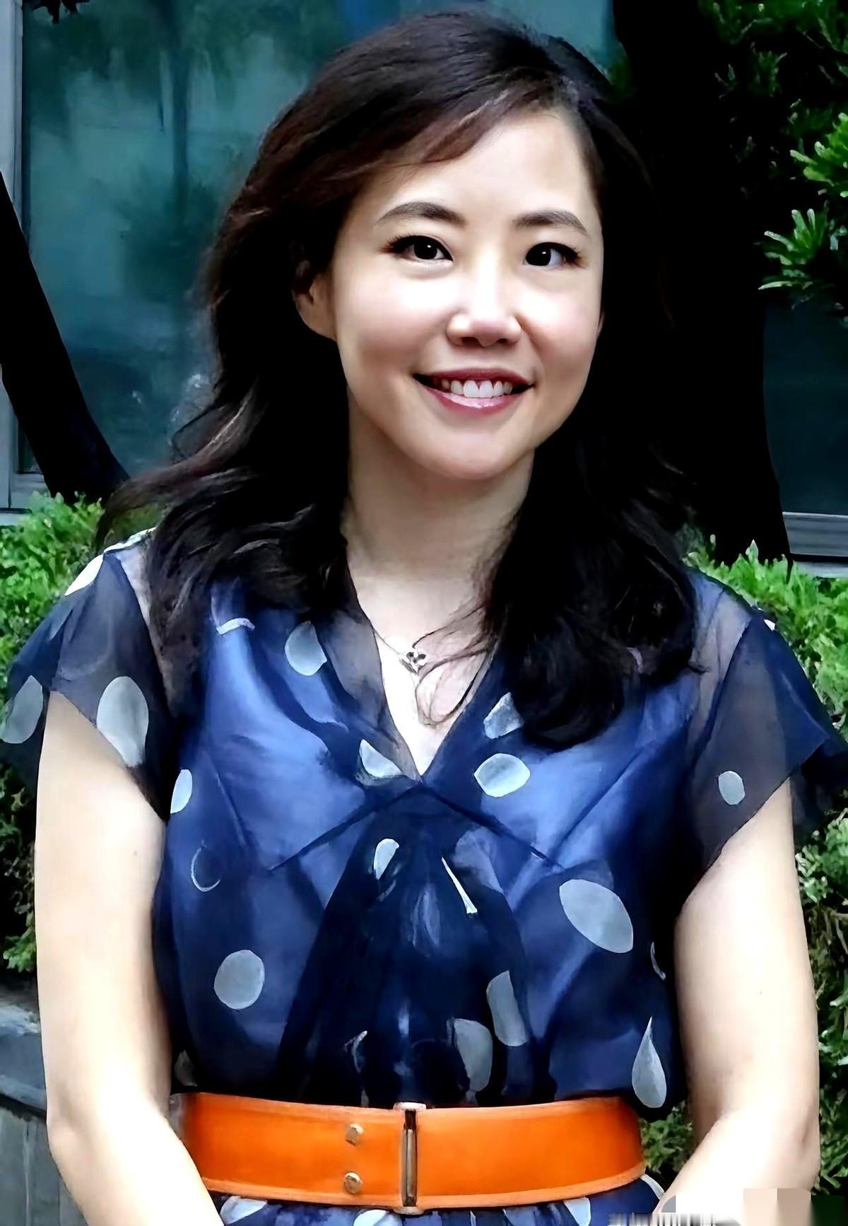 健身房里，七号跑步机上的姑娘快把自己跑废了。
屏幕上的数字跳到了60分钟，手机A