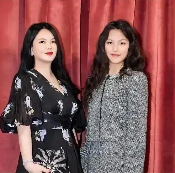 这孩子越长越老成，看不出有钱人家孩子的娇媚。不过十几岁吧，也许见识的太多，发型设