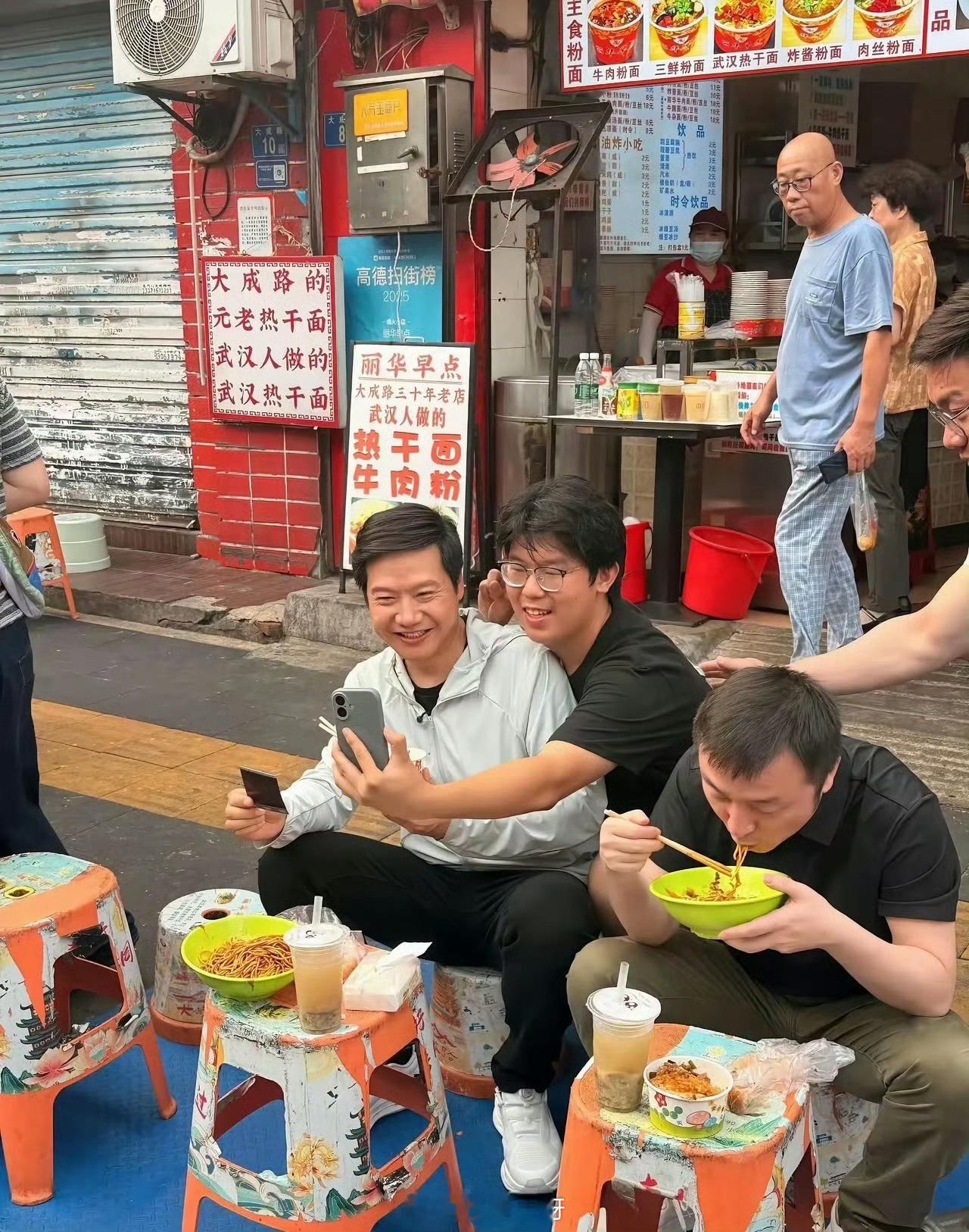 雷军说在街边吃热干面几十年没变雷总真的是行走的流量呀
