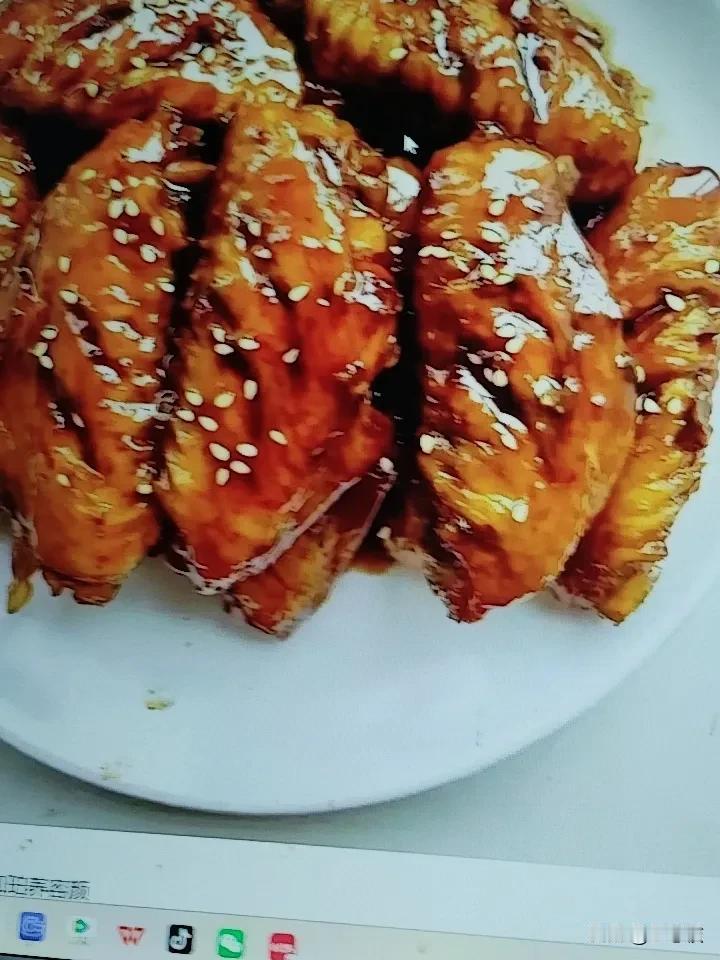 可乐鸡翅，追剧、聚餐、解馋必备的快乐美味！
准备食材很简单，500克鸡翅中、1罐