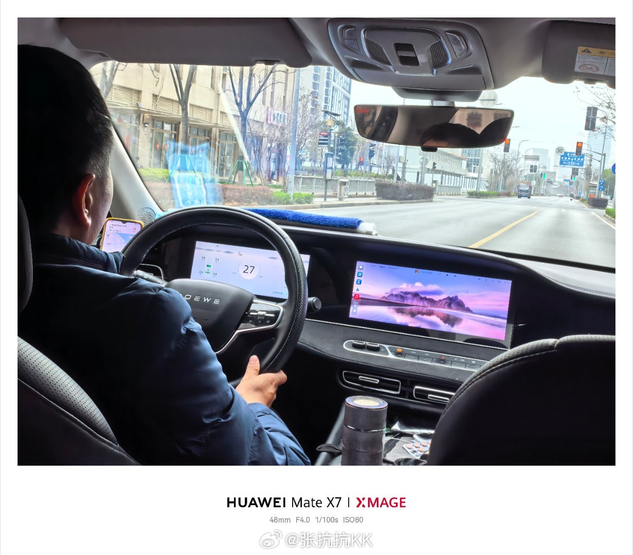 开年第一次出差，快车打到了荣威D7。乘坐空间和舒适度不输专车，特别是专车特斯拉。