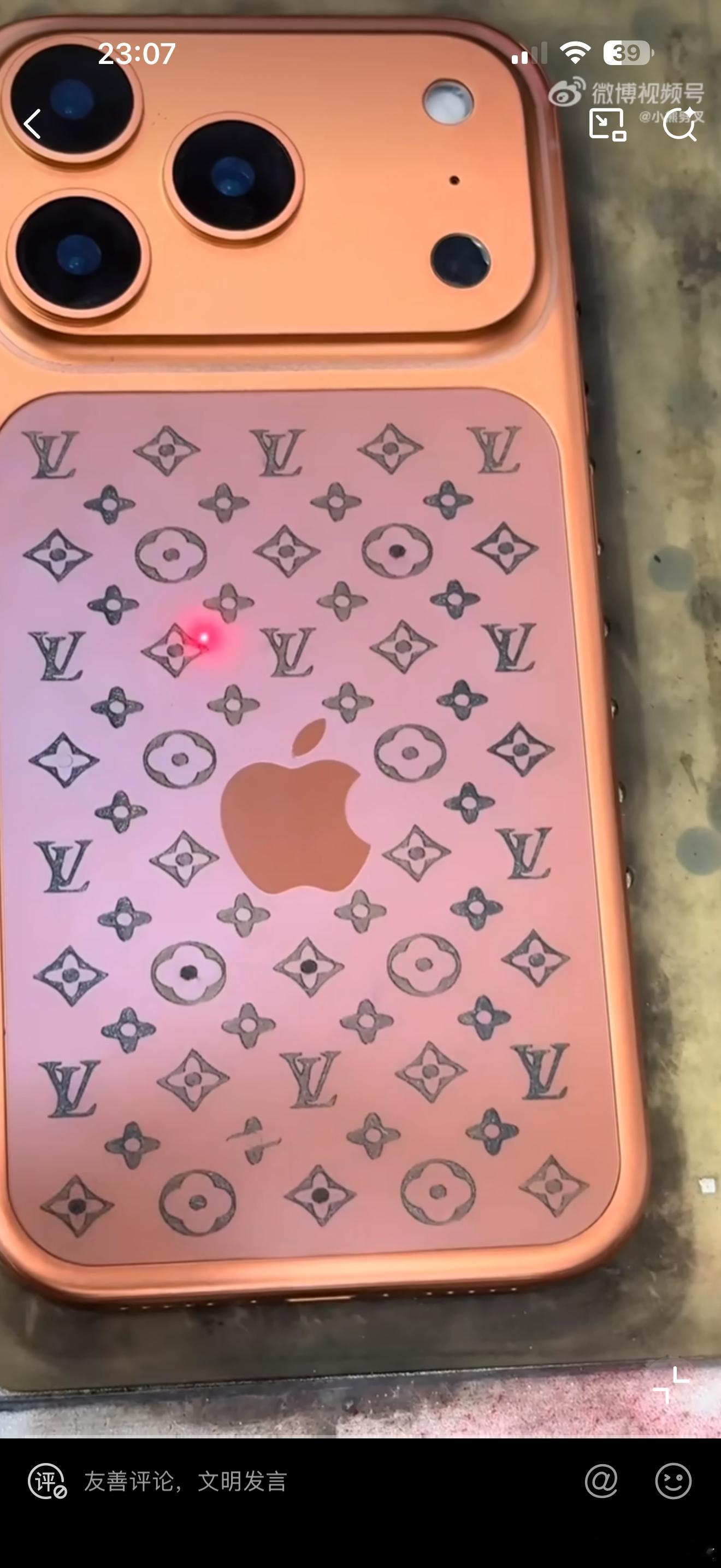 给iPhone17Pro纹了个身能干出这事儿的，也不在乎回收保不保值了好吧[do