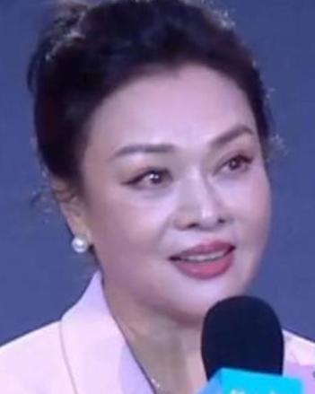 62岁的演员史可近期回到了家乡湖北宜昌。她此行主要是为了宣传主演的新片《武汉任务