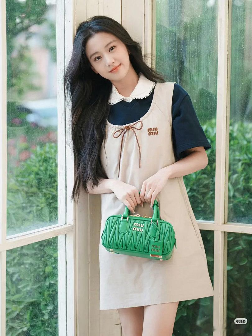 包上恩比李沁更适合miumiu这品牌吧？ ​​​