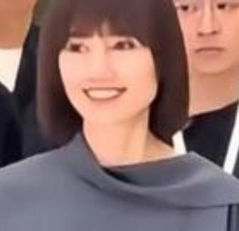 5月15日，袁泉现身湖南长沙IFS，出席某品牌代言活动。她身着简约服装，妆容清新