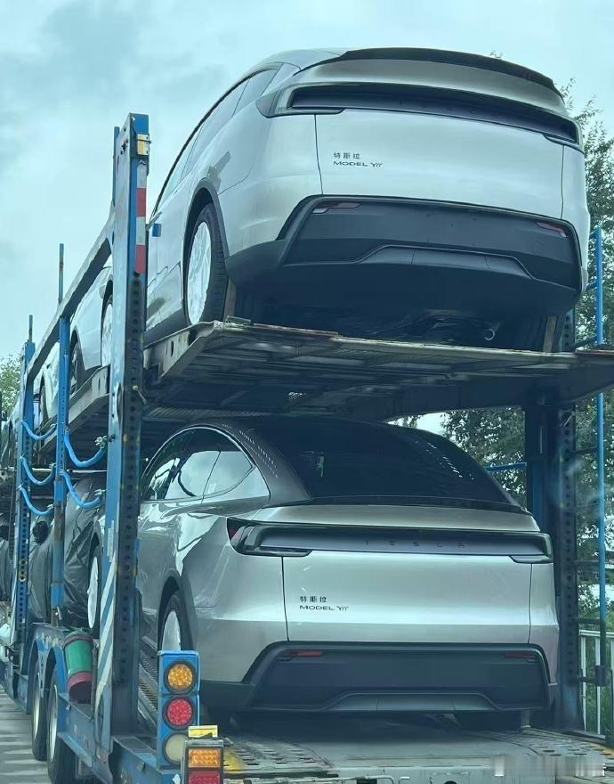 特斯拉Model Y L已正式进入运输环节8月16日，知名博主发布，无伪装状态的